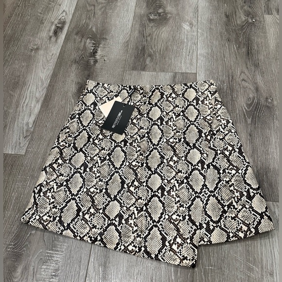 NWT PrettyLittleThing Stone Snake Print Faux Leather Wrap Mini Skirt US 8 - Picture 2 of 6